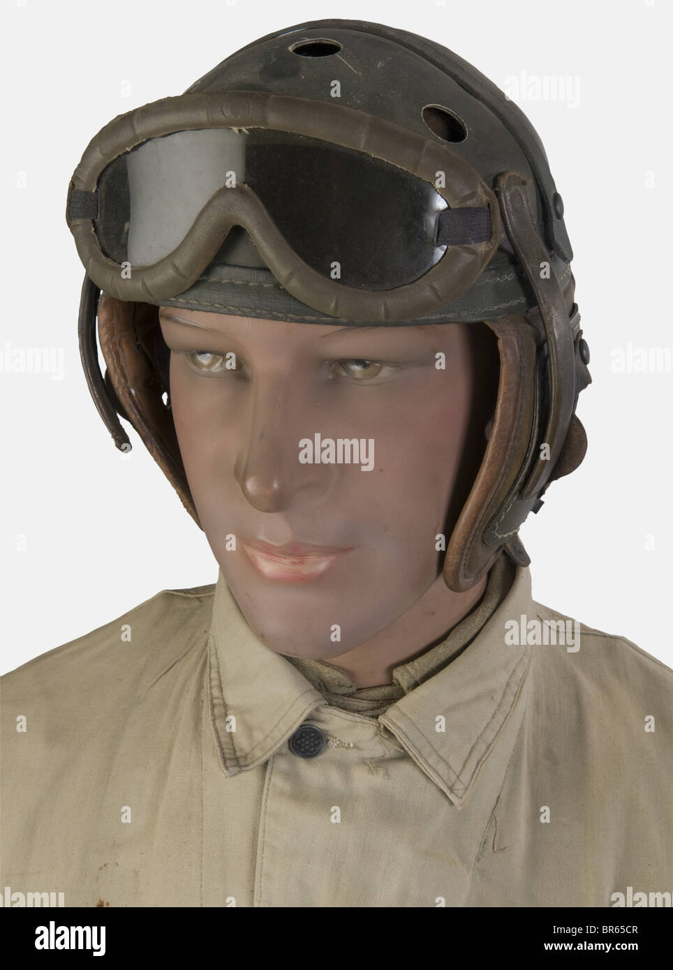 U.S.A, Tankiste de la 3ème Division Blindée US, sur mannequin, comprenant  un casque tankiste en fibre de couleur verte avec rabats d'oreilles et  lunettes verres rouges (écouteurs absents), une combinaison en toile