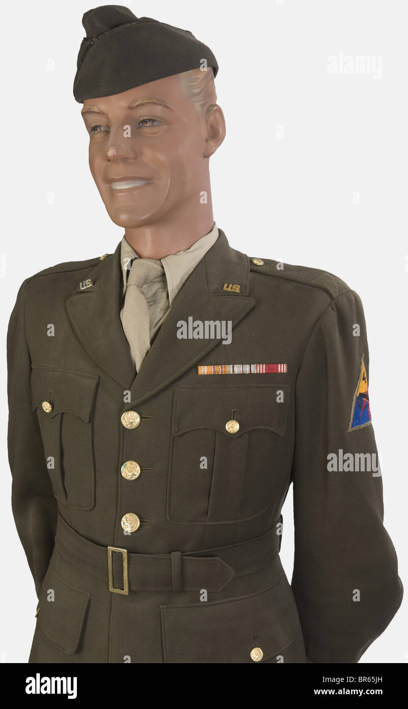U.S.A, Sous-officier en tenue de sortie, sur mannequin, comprenant un calot  en textile vert, liseré noir et or, doublure satinette verte, une veste  quatre poches en textile vert, grade sur la manche,