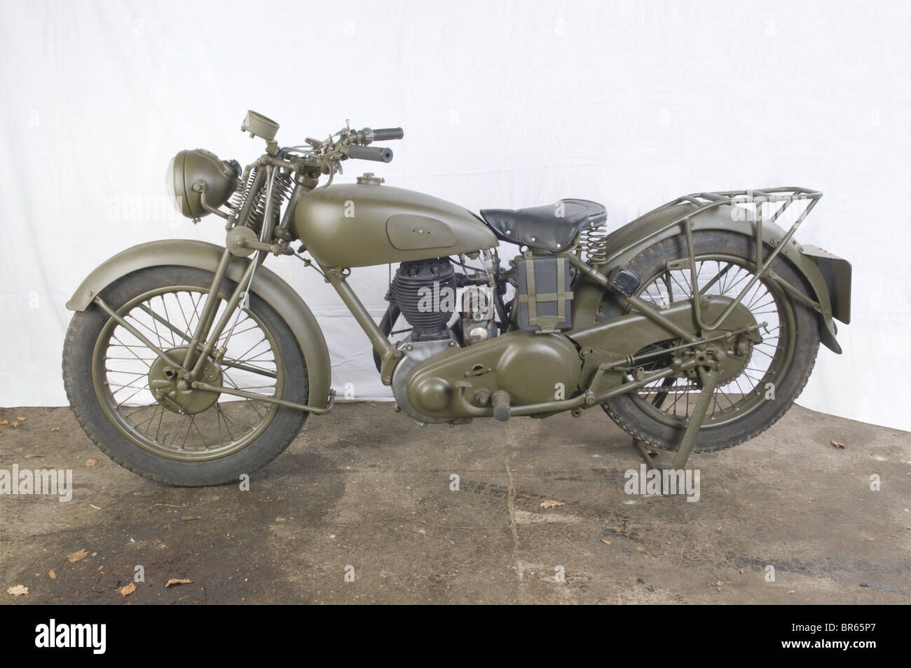 VEHICULES MILITAIRES, Moto NORTON '16H 499 m³ ', Conçue en 1911 pour un usage civil, la Norton type 16 '16H 499 m³ ' doit son nom à la puissance développée par son moteur de 4 cv. En 1921, sort une version de 490ccm qui devient la fameuse 16H réputée pour sa robustesse. En 1938, Norton adapte la '16H 499 m³ ' pour une utilisation avec side-car et possibilité de crabotage. Norton fabriquera 100.000 motos de ce type pour les forces armées. Son moteur à soupapes latérales et culasse fonte entraîne une boîte de vitesse séparée à quatre rapports. Le modèle 'armée' n, Stock Photo