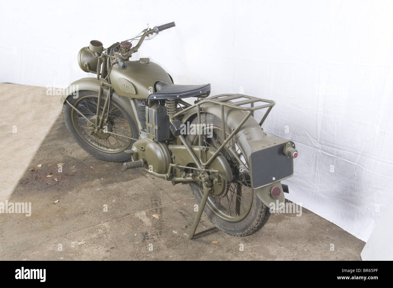 VEHICULES MILITAIRES, Moto NORTON '16H 499 m³ ', Conçue en 1911 pour un usage civil, la Norton type 16 '16H 499 m³ ' doit son nom à la puissance développée par son moteur de 4 cv. En 1921, sort une version de 490ccm qui devient la fameuse 16H réputée pour sa robustesse. En 1938, Norton adapte la '16H 499 m³ ' pour une utilisation avec side-car et possibilité de crabotage. Norton fabriquera 100.000 motos de ce type pour les forces armées. Son moteur à soupapes latérales et culasse fonte entraîne une boîte de vitesse séparée à quatre rapports. Le modèle 'armée' n, Stock Photo