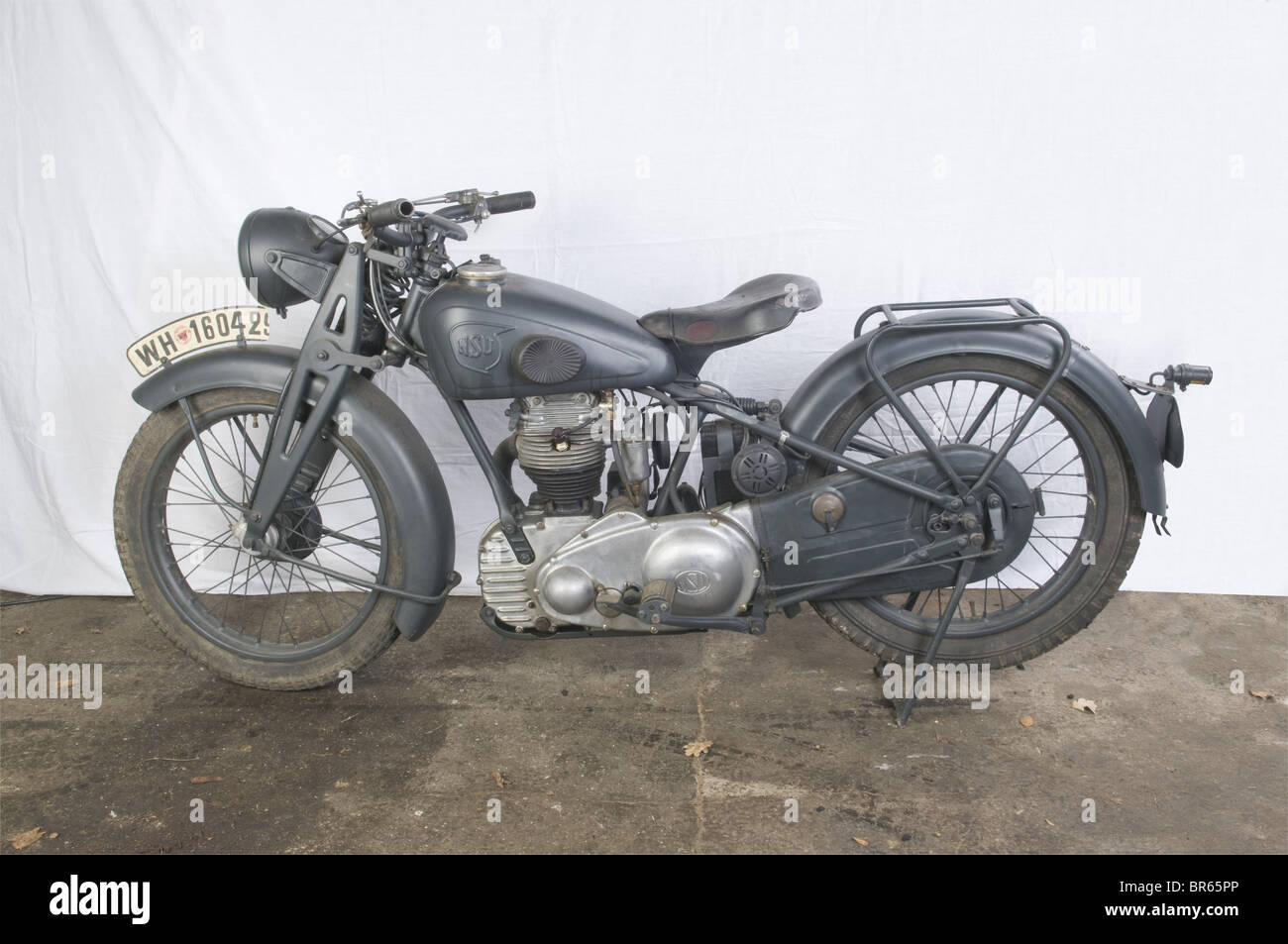 VEHICULES MILITAIRES, Moto NSU OSL 251 WH, A l'origine fabricant de machines à coudre, la firme NSU fondée en 1890, est surtout connue pour ses motos de compétitions qui en font un des grands de la construction de motocyclettes d'avant-guerre. Dès 1940, la totalité de la production sera réservée à l'armée et ce jusqu'à la fin du conflit. Moins connue que la 250 deux temps, le modèle OSL 25l à quatre temps construit entre 1933 et 1940, reste une moto unique par la qualité de sa fabrication ainsi que par sa robustesse. Son poids est de 132 kg et sa vitesse maxima, Stock Photo