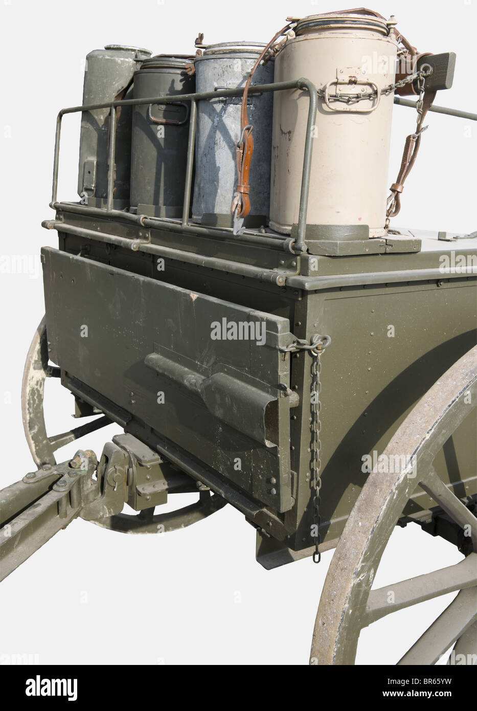 VEHICULES MILITAIRES, Cantine ambulante dite 'Roulante' de la Wehrmacht, Dès le début de la Première Guerre Mondiale, les armées allemandes possédaient leurs roulantes contrairement aux français qui attendirent 1915 pour manger chaud. Ces véhicules ont une capacité moyenne de 350 litres de soupe et d'environ 70 litres de café, et sont reconnues comme ayant eu une grande influence sur la troupe tant sur le plan physique que moral. Le chauffage des denrées se faisait au charbon ou au bois selon les possibilités. D'un poids d'environ 900 kg, elles étaient normalem, Stock Photo