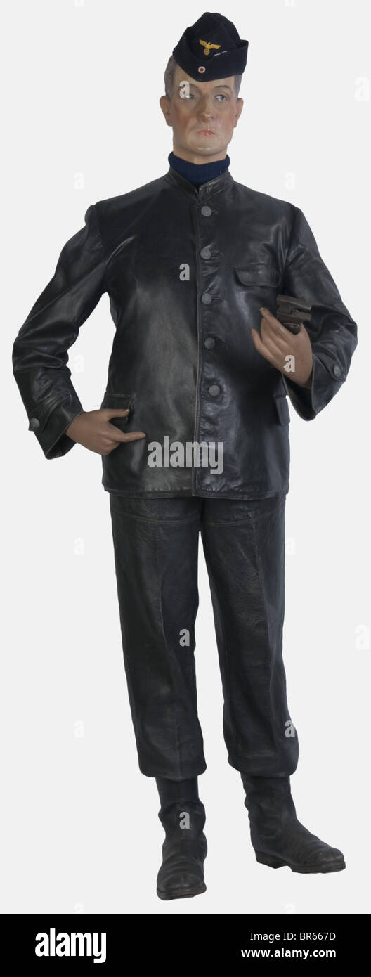 KRIEGSMARINE, Marin de la Kriegsmarine, en tenue cuir sur mannequin, comprenant un calot en drap 