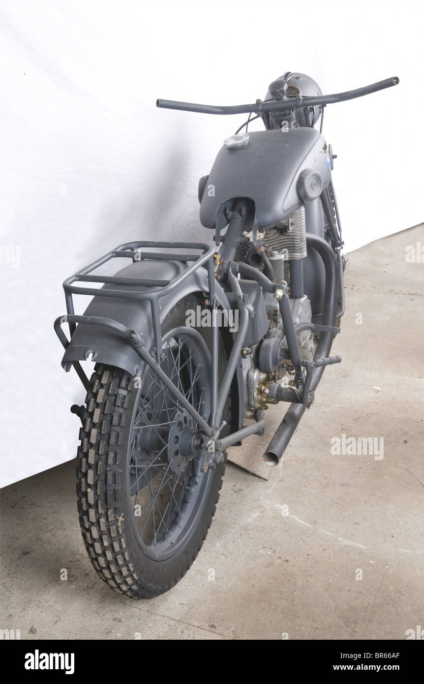 VEHICULES MILITAIRES, NSU 600cc avec side-car, C'est à Walter Moore, ancien ingénieur de chez Norton dans les années 30, que l'on doit les motos à arbres à cames en tête crées pour la compétition. Parallèlement fut développée la gamme OSL, composée de monocylindres quatre temps de 250cc et de 600cc. Moteur culbuté. Le side car est un Streib avec une caisse de type 'Zeppelin'. Moto et side car restaurés, remontage cependant à terminer. Numéro du cadre '5-38-662'. Numéro du moteur '344593'. Pas de carte grise. Moto très rare à trouver dans cet état, , Stock Photo