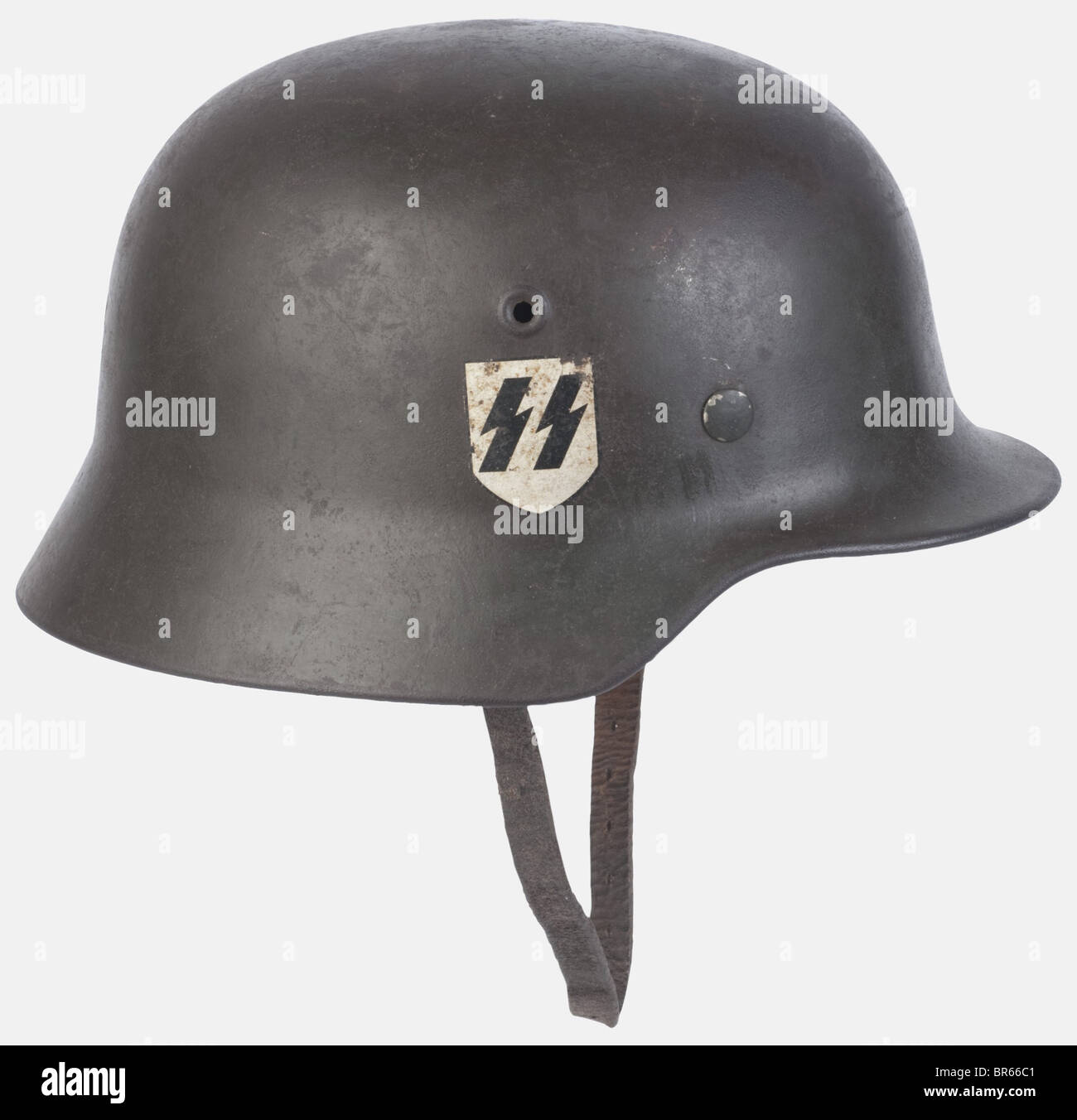 SCHUTZSTAFFEL, Casque Waffen-SS modèle 35/40, Peinture présente à 80%,  complet avec son intérieur et sa jugulaire. Ce casque comporte deux fois  les insignes des runes de la SS (présents pour l'un à