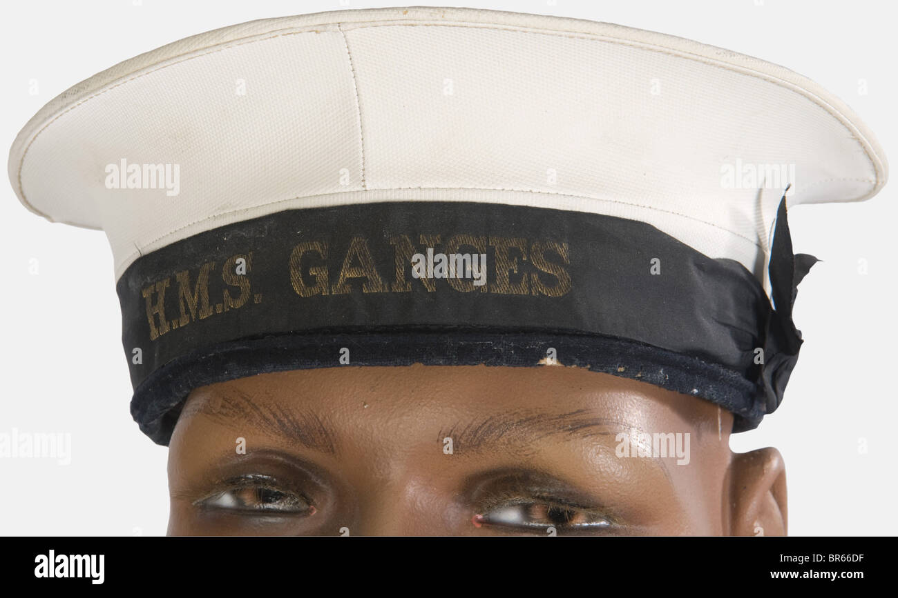 GRANDE-BRETAGNE, Marin Britannique, sur mannequin, comportant un bonnet  recouvert de toile cirée blanche avec ruban "HMS Ganges", nom du marin  présent à l'intérieur, une marinière en drap bleu marine sans insigne avec
