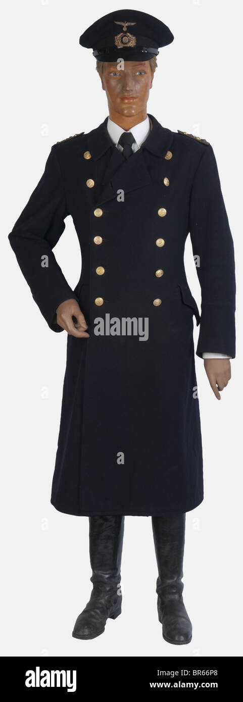 KRIEGSMARINE, Sous-officier de la Kriegsmarine, sur mannequin, comprenant  une reproduction de coiffure de sous-officier avec insignes métalliques, un  manteau d'officier en drap bleu foncé avec boutons et pattes d'épaules  remontées de sous-officier