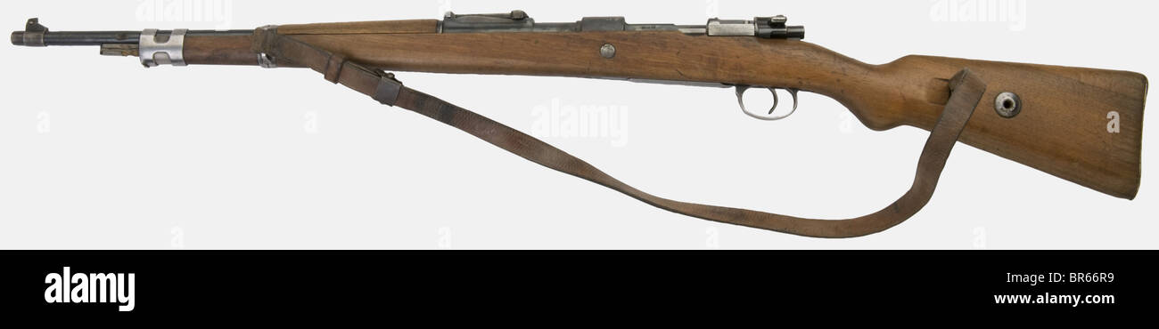 ARMES A FEU, Carabine allemande Mauser 98k, fabrication "S/42"en 1936  (Mauser Werke Oberndorf a/N ), calibre 7,92 x 57, numéro 1542f. Monture en  noyer, toutes garnitures fraisées, plaque de couche plate. Le