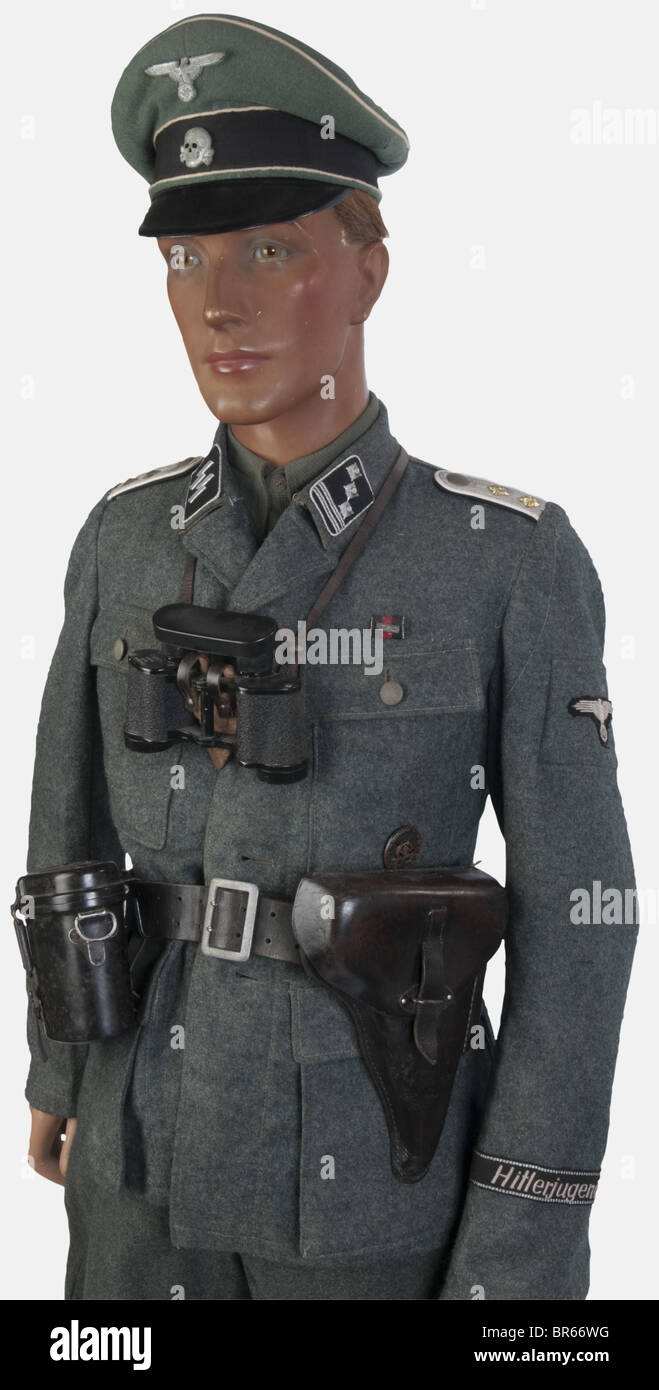 SCHUTZSTAFFEL, Officier de la Waffen-SS, sur mannequin, comprenant un  remontage de casquette de sous-officier SS effectué à l'aide d'une casquette  de la Heer avec coiffe en drap feldgrau, insignes frontaux en métal