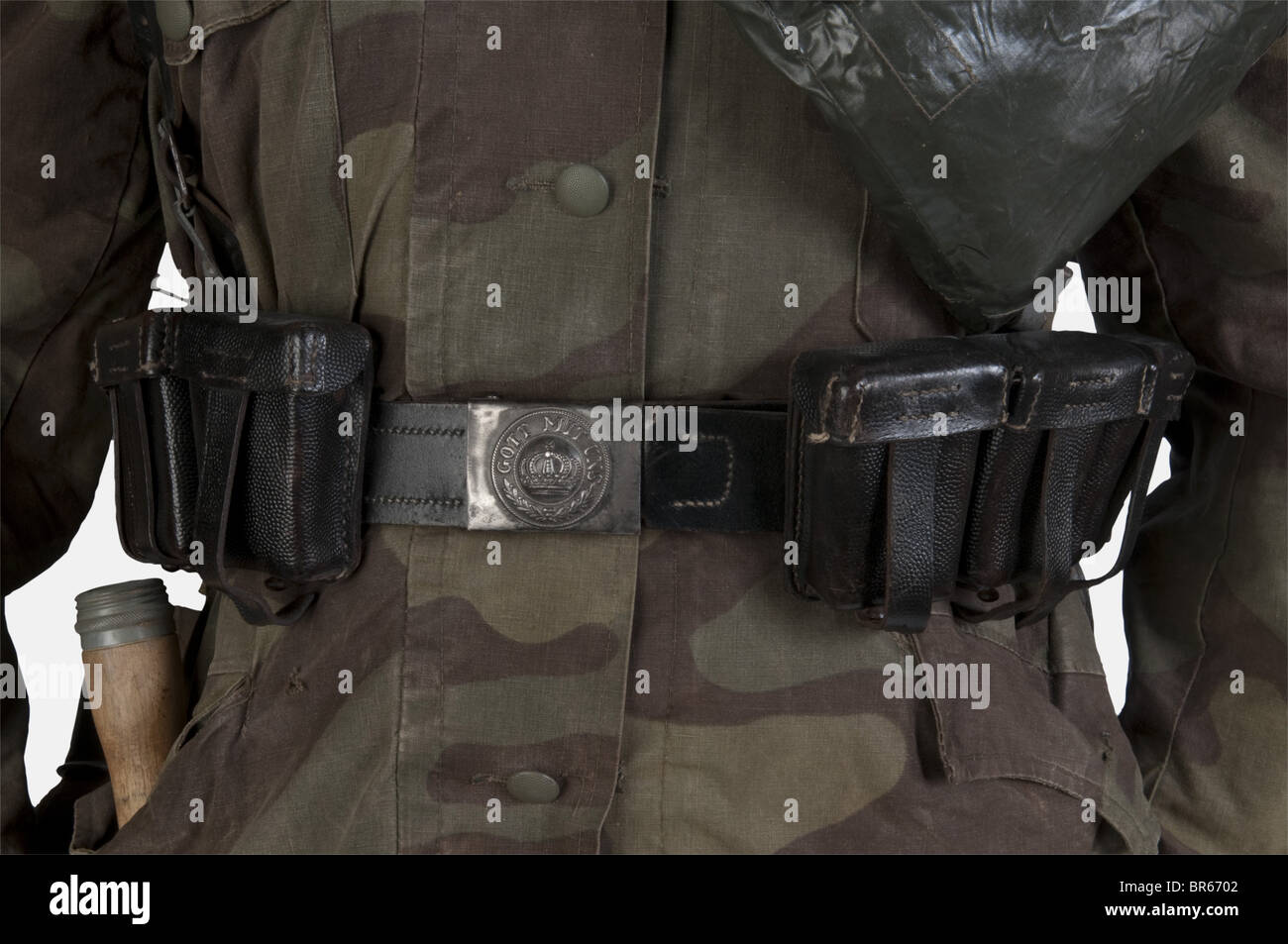 SCHUTZSTAFFEL, Mannequin Waffen-SS en tenue camouflée, comprenant une copie  de casquette en toile camouflée italienne avec tête de mort frontale  (copie), une parka réglementaire de la Waffen-SS fabriquée en tissu de  camouflage