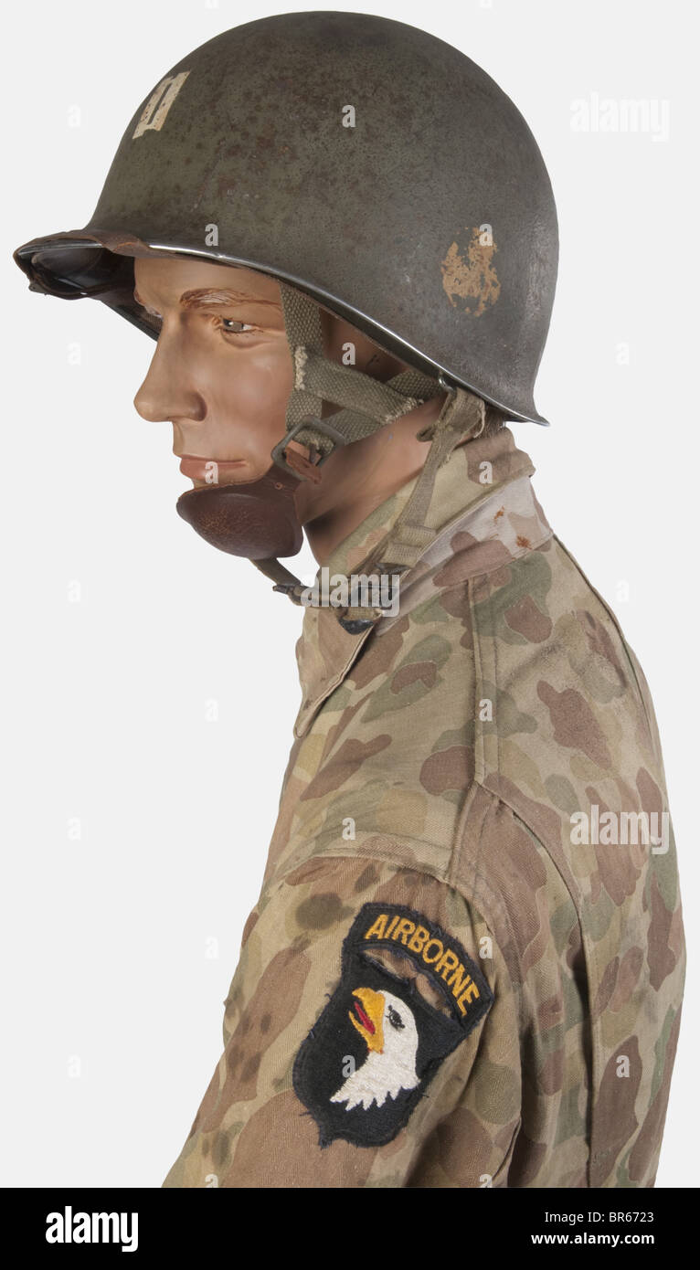 U.S.A, Parachutiste US en combinaison camouflée, sur mannequin, comprenant  un casque lourd, peinture verte (présente à 25%), complet avec ses  jugulaires (attaches fixes), grade de capitaine et barre d'officier, rond  jaune tactique