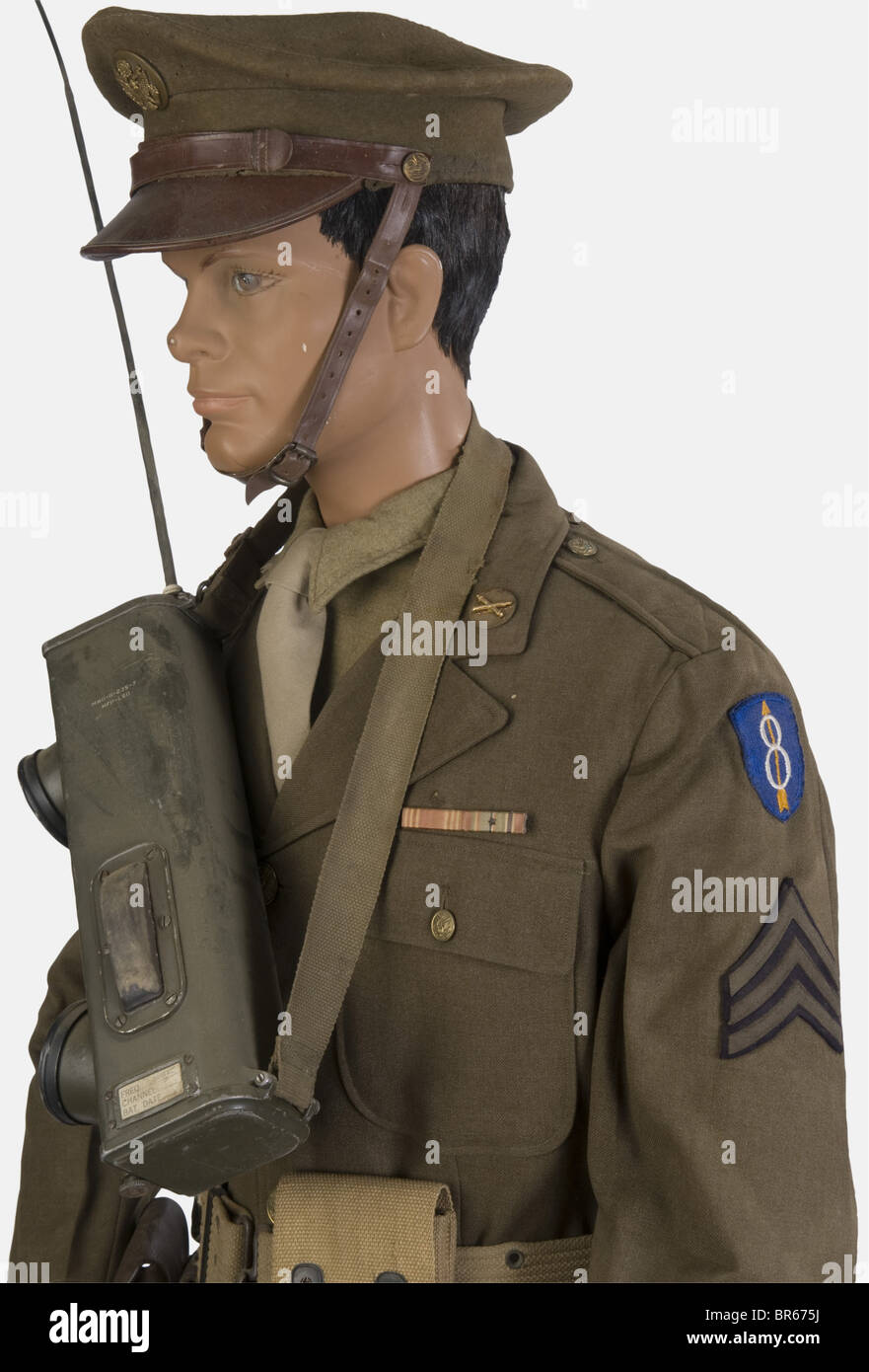 U.S.A, Soldat de la 8ème Division d'Infanterie US, sur mannequin,  comprenant une casquette troupe en drap kaki avec double jugulaire et  insigne (plateau mité), intérieur doublure textile marron, une veste quatre  poches