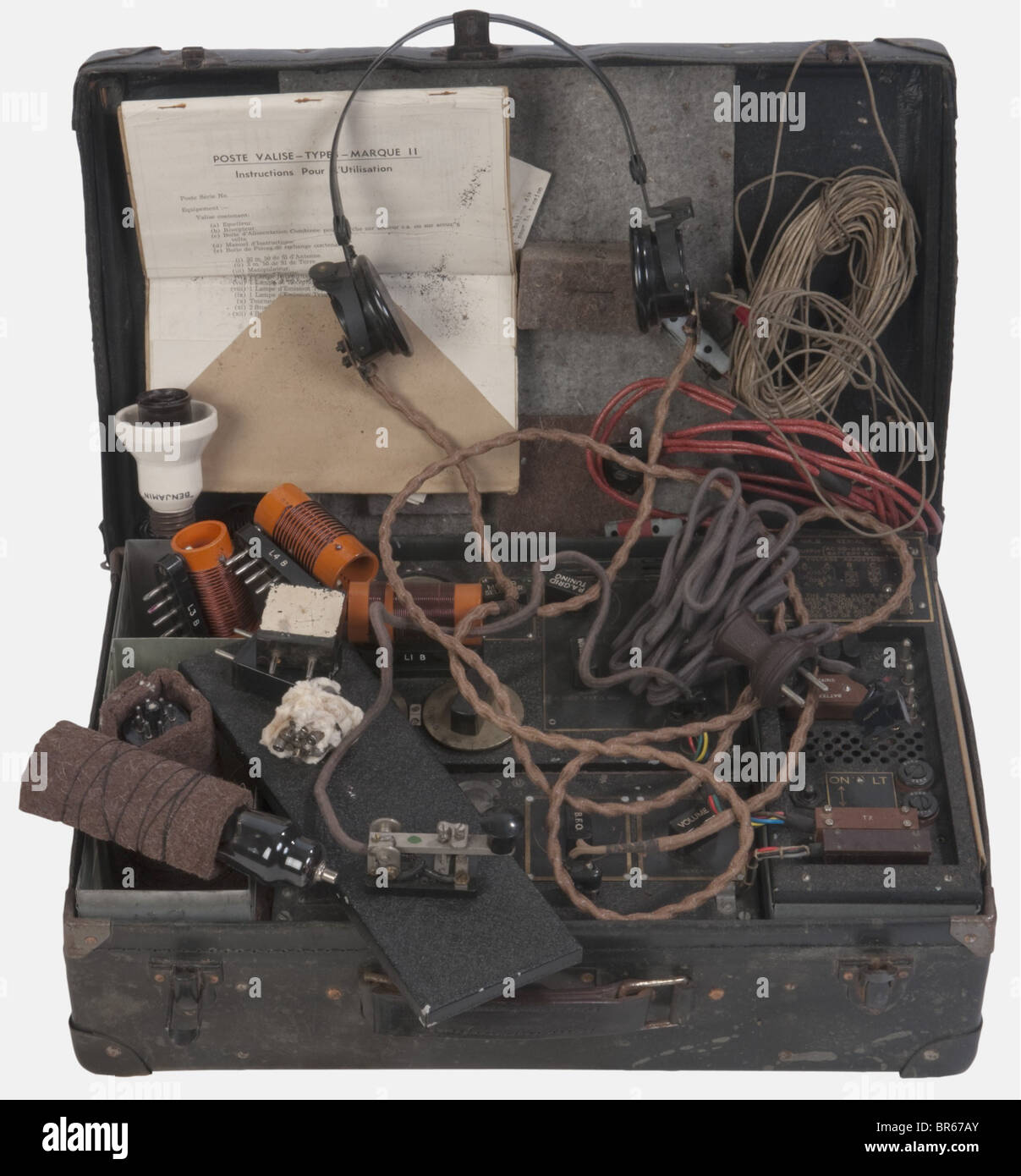 MATERIEL TECHNIQUE, Valise radio du modèle MK II, type 3, donnée par la 'Special Operation Execution' (SOE) en dotation à la résistance française. De fabrication anglaise en 1941, cet appareil couvrait la bande de fréquence comprise entre 3 et 16 MHz en CW (télégraphie). Deux lampes étaient prévues pour l'émission, puissance délivrée de 20 Watts, son poids total est de 18 kg. Elle fonctionnait sur batterie et secteur afin de rester autonome en cas de coupure de courant. Son efficacité permettait des liaisons à plus de 1000 kilomètres. Complète dans sa valise de, Stock Photo