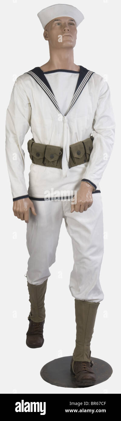 U.S.A, Matelot de l'US Navy, en tenue blanche, sur mannequin, comprenant un  bob, une marinière avec son col, un pantalon droit, tous en textile de  coton blanc, une paire de guêtres en