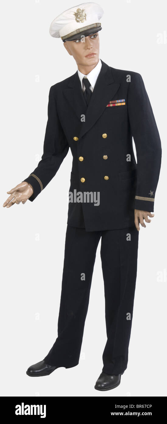 U.S.A, Sous-Officer de l'US Navy, sur mannequin, comprenant une casquette à  coiffe blanche complète de ses insignes et marquage de fabricant, une veste  croisée en tissu bleu-marine complète de ses boutons, grades