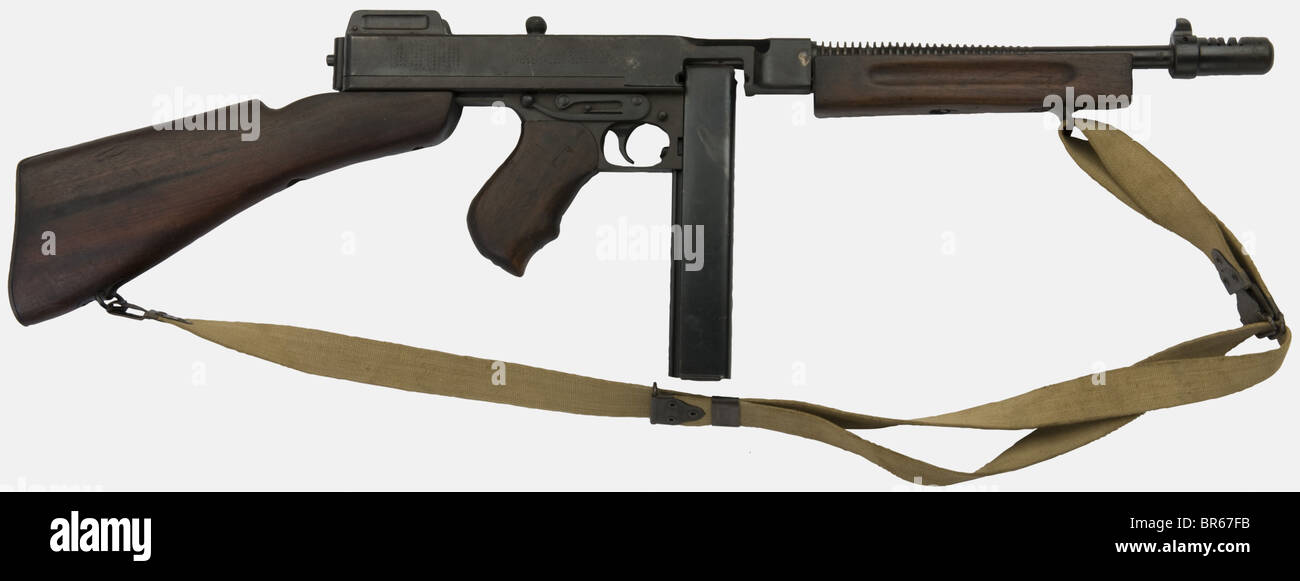 ARMES A FEU, Pistolet mitrailleur Thompson 1928-A-1, calibre 45 A.C.P,  numéro S-334825. Canon doté de son typique compensateur Cutts et de ses  ventilations de refroidissement. Avec sa bretelle et son chargeur droit.