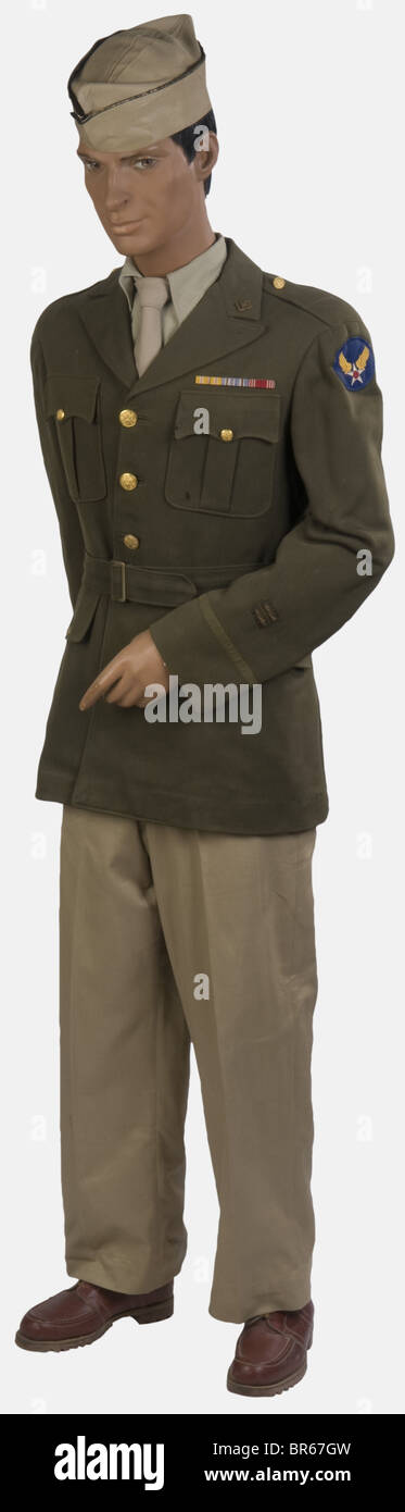 U.S.A, Officier de l'US Air Force, en tenue de sortie, sur mannequin,  comprenant un calot en toile beige avec liseré or-noir d'officier, une  veste quatre poches complète de ses boutons avec insigne