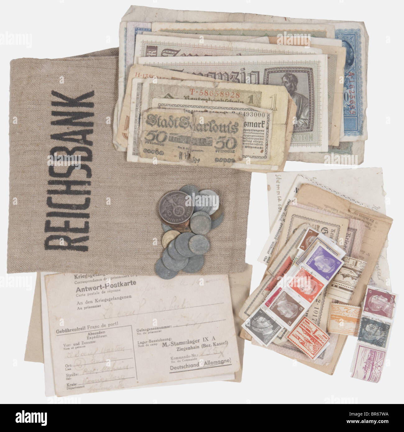 WEHRMACHT, Ensemble de pièces de monnaie et billets, totalisant environ une cinquantaine d'éléments, dont des billets de camps de prisonniers, des courriers de prisonniers de guerre, des timbres-poste et une pochette en jute marquée 'Reichsbahn', , Stock Photo