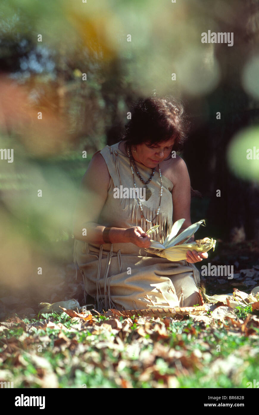 Native american woman corn hi-res stock photography and images - Alamy