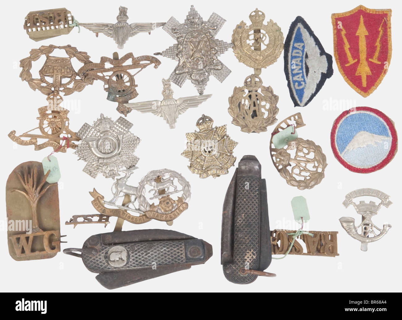 GRANDE-BRETAGNE, Lot d'insignes métalliques de l'Armée Anglaise, comprenant 21 pièces dont paras, RAF et divers autres armes. On y joint quelques insignes tissus US et Canadiens et deux couteaux anglais, , Stock Photo