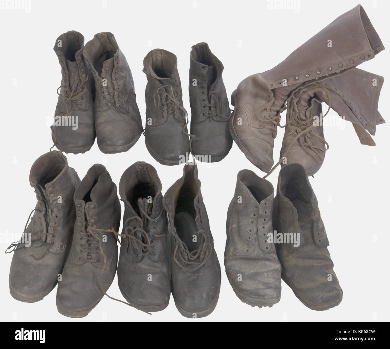 FRANCE, Ensemble de chaussures militaires francaises, comportant une paire  de bottes dites "à l'aviateur", 3 paires de brodequins (semelles percées  pour mannequins) et deux paires dépareillées Stock Photo - Alamy