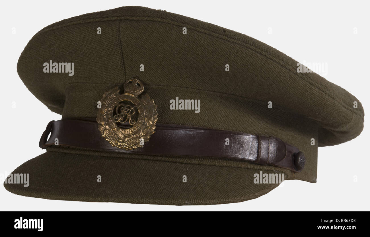 GRANDE-BRETAGNE, Officier de l'Armée Anglaise, sur mannequin, comprenant  une casquette d'officier en textile vert avec insigne du génie, fausse  jugulaire cuir, double textile noir et étiquette d'un fabricant de  Calcutta, un imperméable
