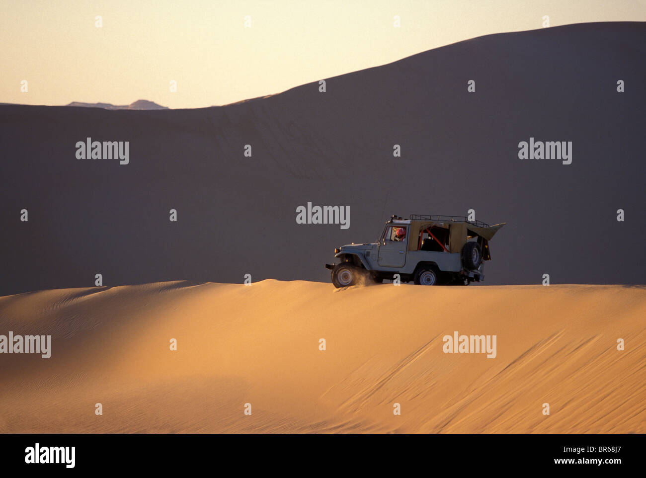 Land cruiser gets stuck on a dune ridge near Siwa Oasis Egyptian Western Desert Stock Photo