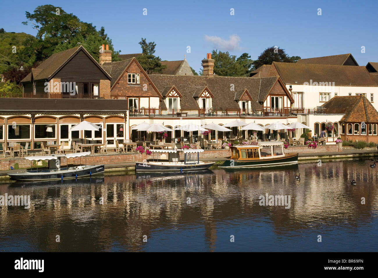 England Berkshire Streatley Swan Inn & River Thames Stock Photo