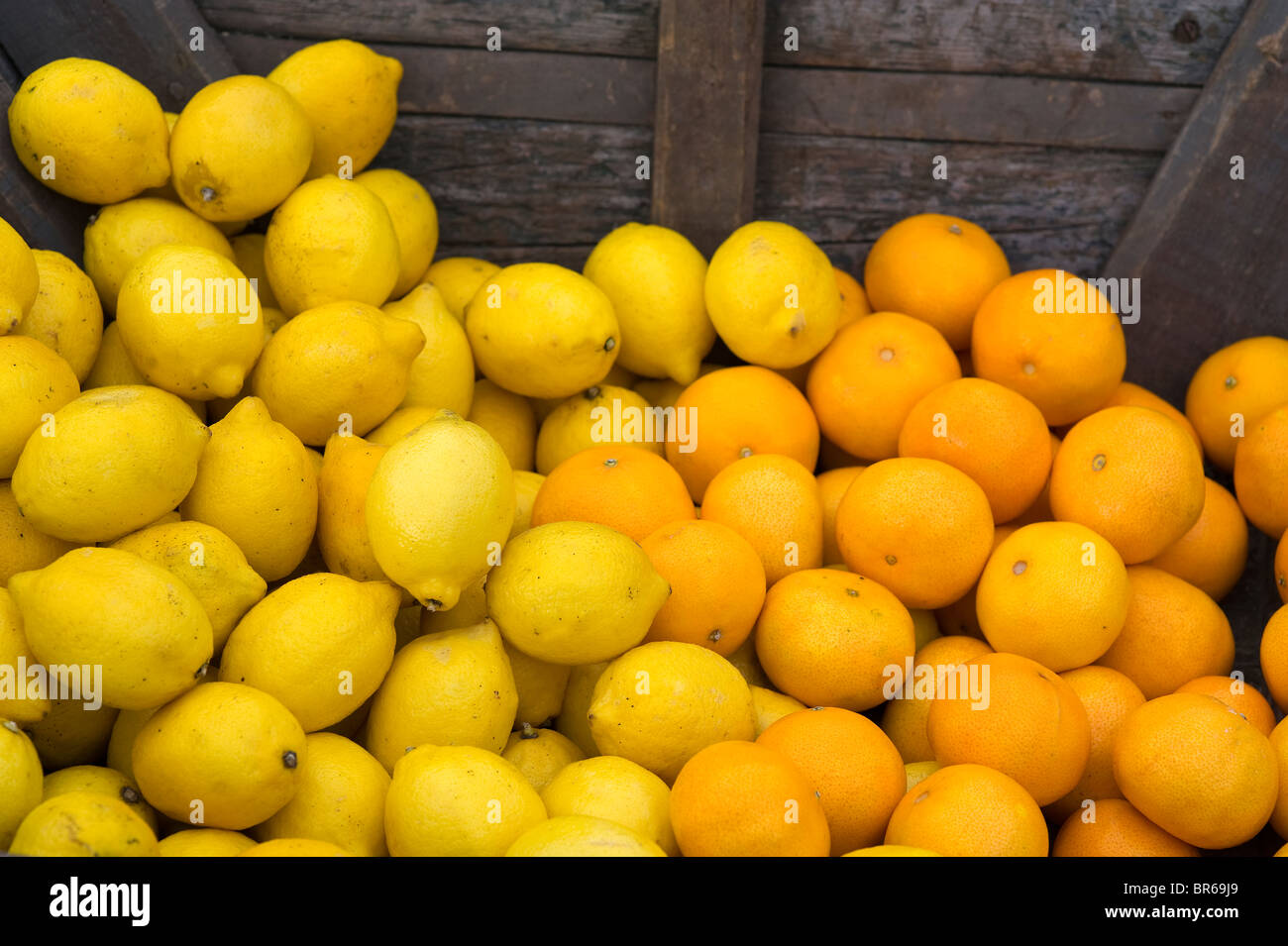 oranges and lemons in a vintage wooden container Stock Photo - Alamy