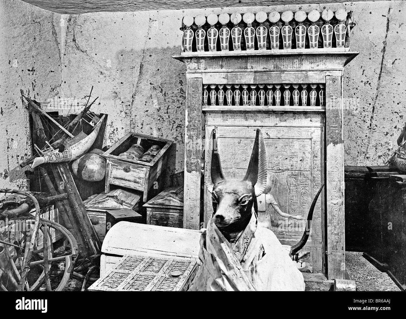 Howard Carter discovered Tutankhamun's tomb in the Valley of the Kings, near Luxor in Egypt in November 1922. Scanned from image material in the archive of Press Portrait Service (formerly Press Portrait Bureau) Stock Photo