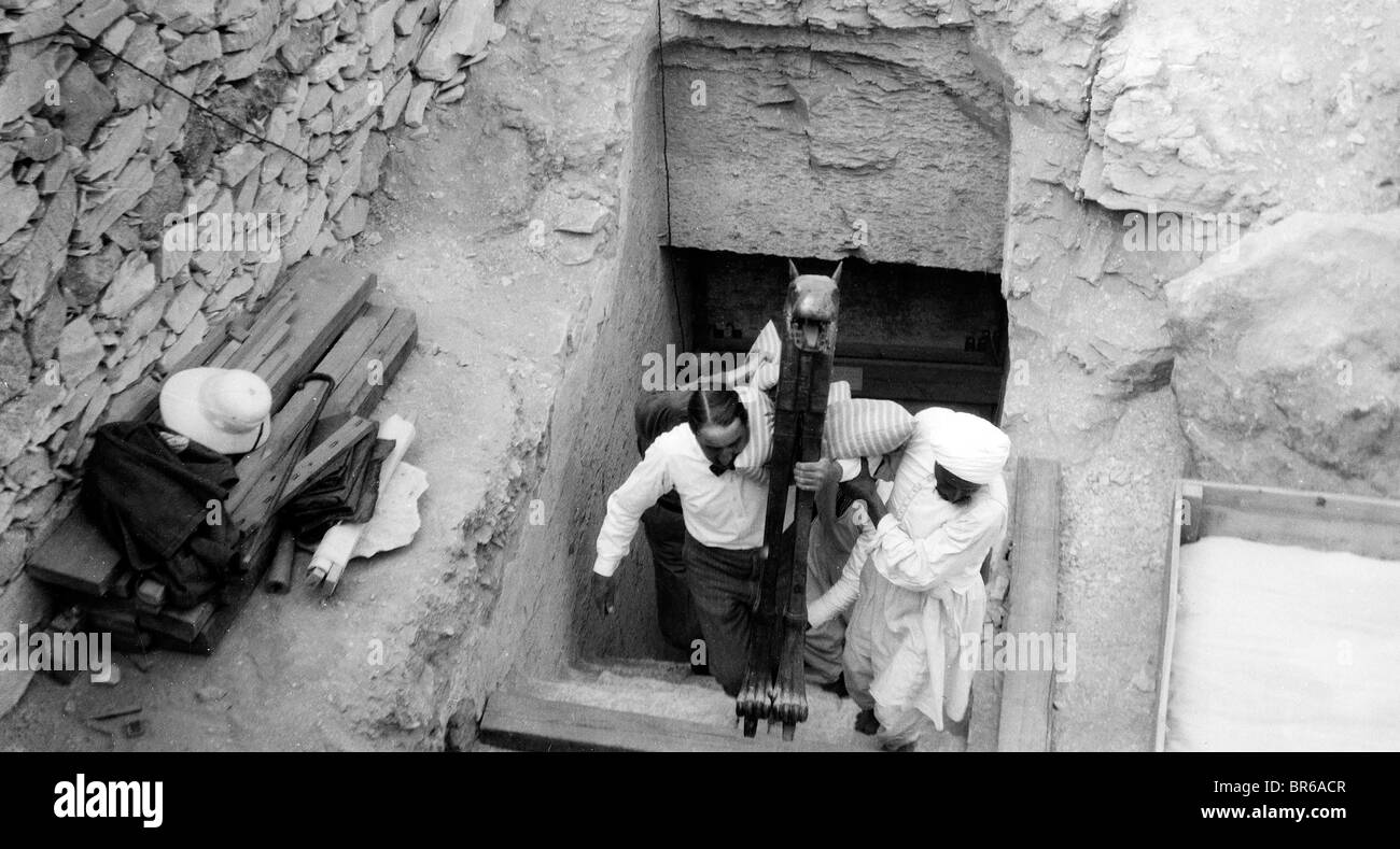 Howard Carter discovered Tutankhamun's tomb in the Valley of the Kings, near Luxor in Egypt in November 1922. Carter and Egyptian workers remove treasures from the tomb. Scanned from image material in the archive of Press Portrait Service (formerly Press Portrait Bureau) Stock Photo