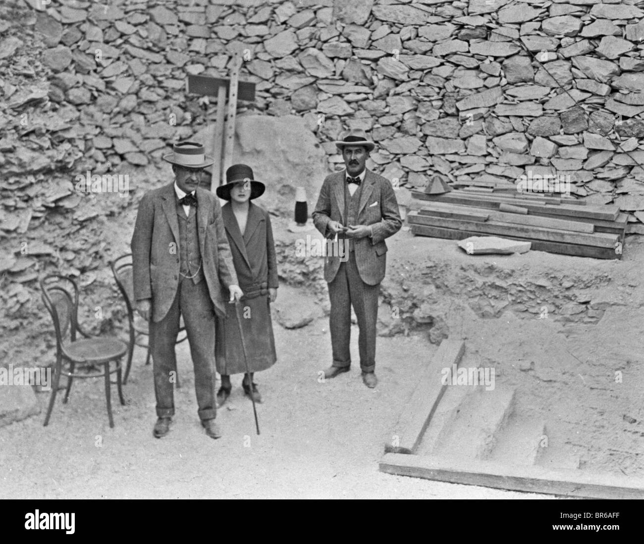 Howard Carter discovered Tutankhamun's tomb in the Valley of the Kings, near Luxor in Egypt in November 1922 with Lord and Lady Carnarvon. Scanned from image material in the archive of Press Portrait Service (formerly Press Portrait Bureau) Stock Photo