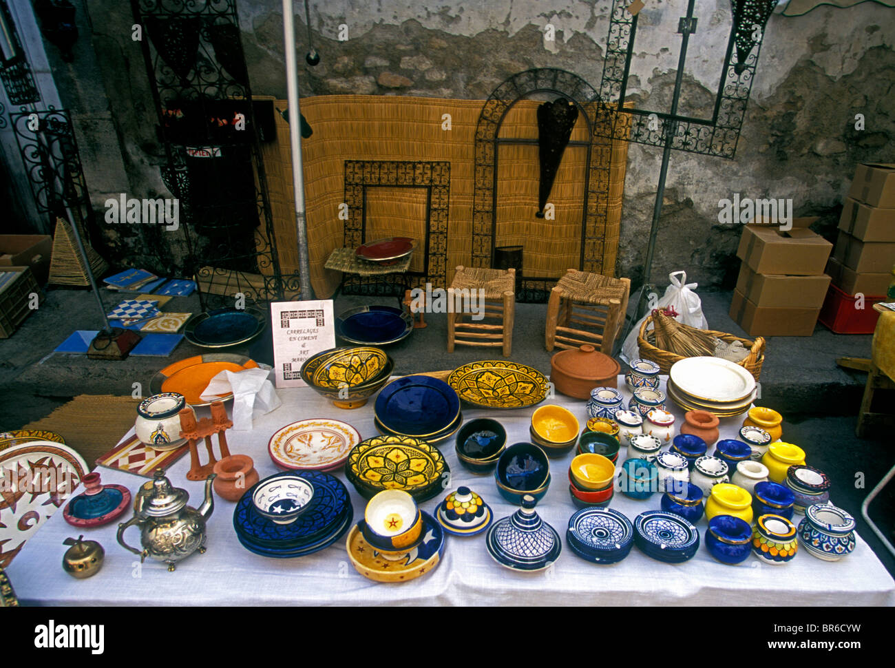 pottery vendor, selling pottery, shopping, Wednesday Market, SaintRemy