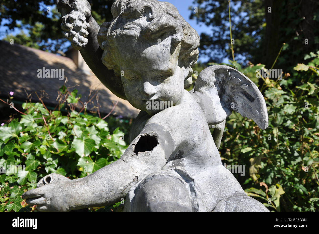 Cherub statue hi-res stock photography and images - Alamy