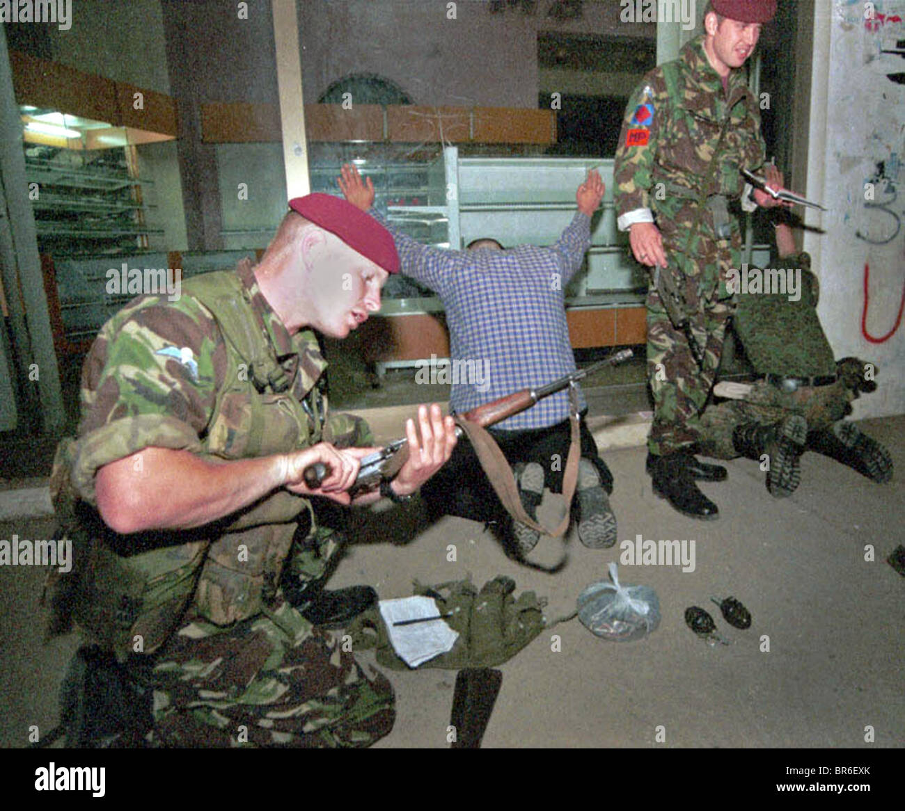 British Paratroopers capture Albanians carrying weapons in Pristina, Kosovo. Stock Photo