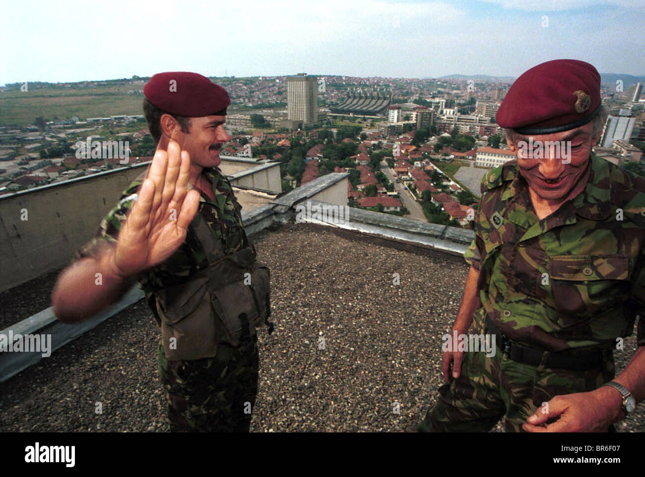 General Michael Jackson presents awards to British Paratroopers on a rooftop in Pristina, Kosovo. Stock Photo