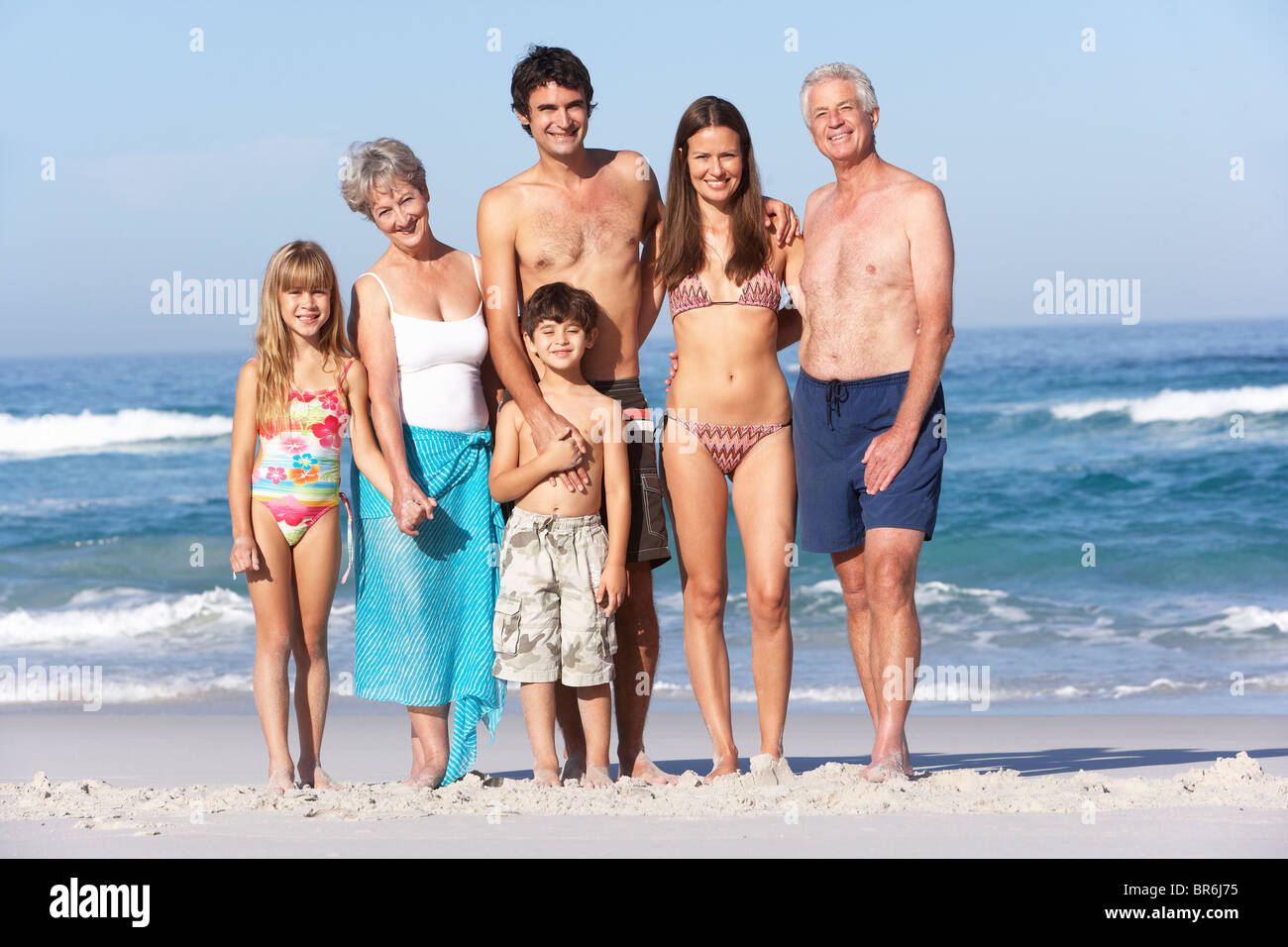 Семьи нудистов праздную. Три поколения семьи на пляже. Натуристские семьи на пляже. Семья на пляже в полный рост. Молодые нудистские семьи.