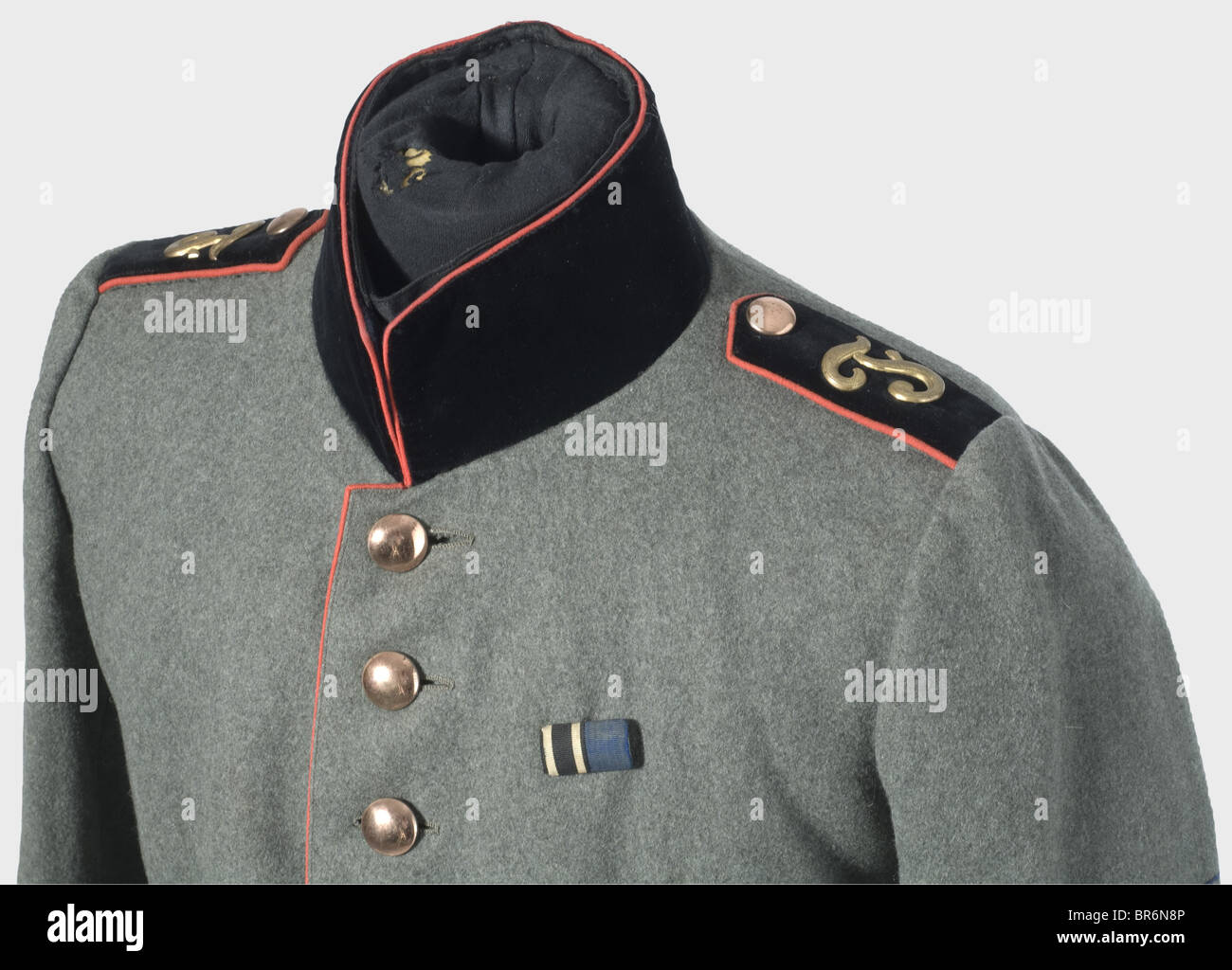 A tunic for an artificer of the provisional Reichswehr., Private purchase,  made of field grey wool cloth, collar, cuffs and shoulder boards (applied  golden "F") of black velvet with red piping, golden