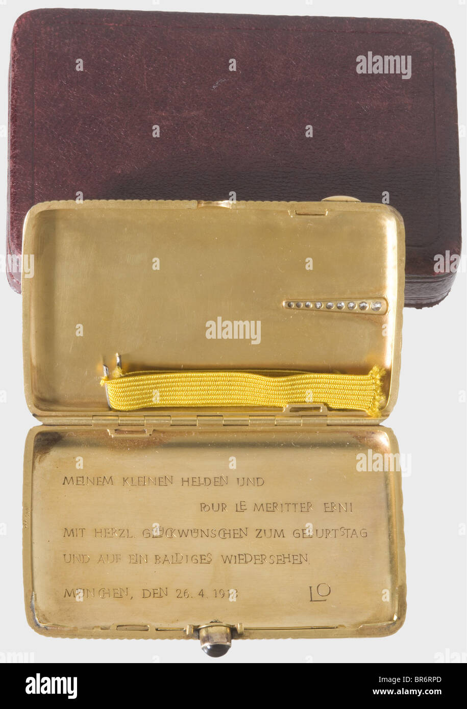 Ernst Udet (1896 - 1941) - a golden cigarette case and a photograph charm with a Pour le mérite-miniature, of his girlfriend Eleanor 'Lo' Zink as gifts for his 22nd birthday and for the Pour le mérite conferment in 1918. A case from the Jugendstil epoch from jeweller M. P. Wetzlar in Munich with corrugated surfaces and nine diamonds set on the lid. Engraved inscription inside 'Meinem kleinen Helden und Pour historic, historical, 1910s, 20th century, troop, troops, armed forces, military, militaria, army, wing, group, air force, air forces, object, objects, stil, Stock Photo