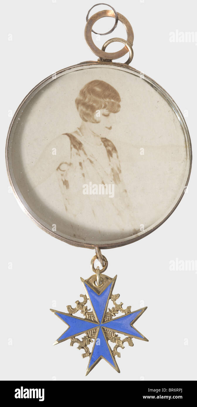 Ernst Udet (1896 - 1941) - a golden cigarette case and a photograph charm with a Pour le mérite-miniature, of his girlfriend Eleanor 'Lo' Zink as gifts for his 22nd birthday and for the Pour le mérite conferment in 1918. A case from the Jugendstil epoch from jeweller M. P. Wetzlar in Munich with corrugated surfaces and nine diamonds set on the lid. Engraved inscription inside 'Meinem kleinen Helden und Pour historic, historical, 1910s, 20th century, troop, troops, armed forces, military, militaria, army, wing, group, air force, air forces, medal, decoration, me, Stock Photo