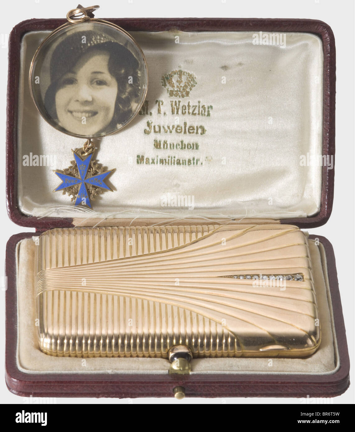 Ernst Udet (1896 - 1941) - a golden cigarette case and a photograph charm with a Pour le mérite-miniature, of his girlfriend Eleanor 'Lo' Zink as gifts for his 22nd birthday and for the Pour le mérite conferment in 1918. A case from the Jugendstil epoch from jeweller M. P. Wetzlar in Munich with corrugated surfaces and nine diamonds set on the lid. Engraved inscription inside 'Meinem kleinen Helden und Pour historic, historical, people, 1910s, 20th century, troop, troops, armed forces, military, militaria, army, wing, group, air force, air forces, object, objec, Stock Photo