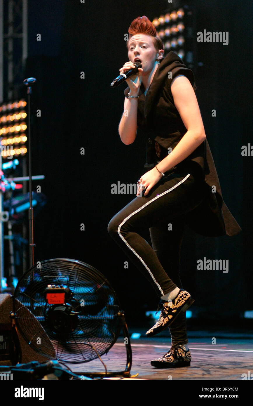 LA ROUX AT THE V FESTIVAL AT HYLANDS PARK,CHELMSFORD,ESSEX ON SUNDAY ...