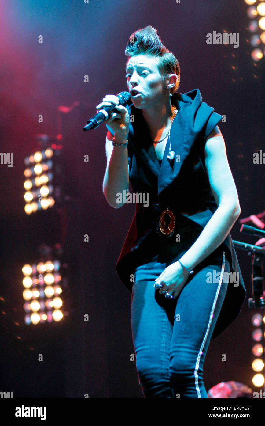 LA ROUX AT THE V FESTIVAL AT HYLANDS PARK,CHELMSFORD,ESSEX ON SUNDAY ...