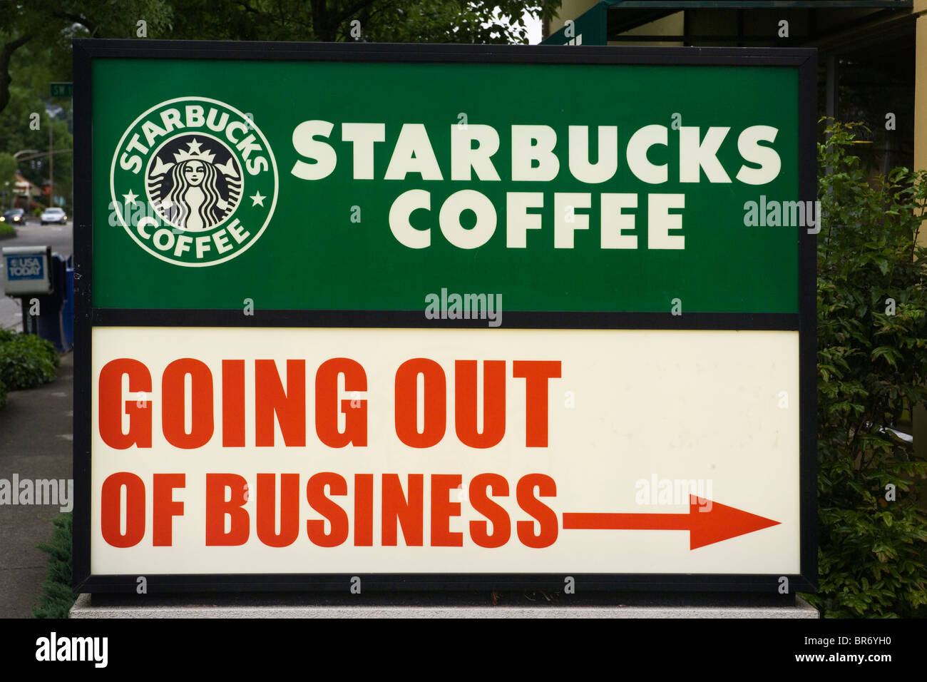 A Starbucks cafe appears to be going out of buisness in Portland Oregon