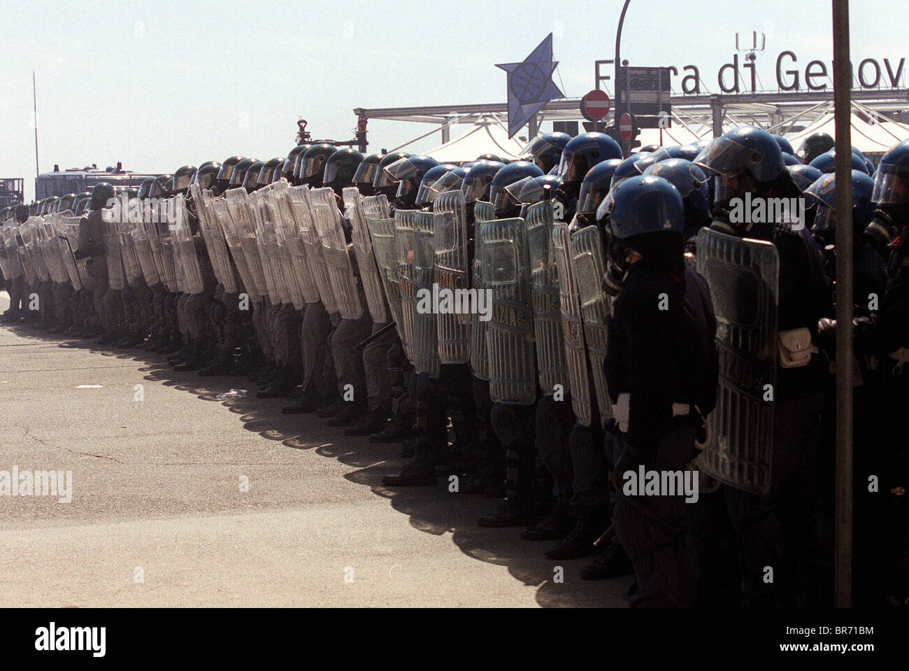 POLIZIA UP WITH RIOT SHIELDS G8 SUMMIT GENOA ITALY 23 July 2001 G8 ...