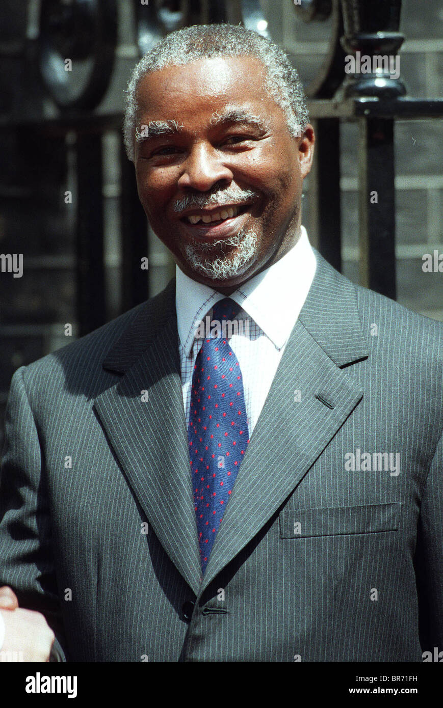 THABO MBEKI PRESIDENT OF SOUTH AFRICA 14 June 2001 DOWNING STREET LONDON ENGLAND Stock Photo