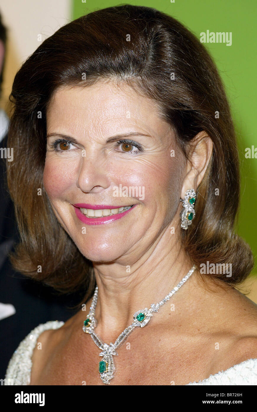 QUEEN SILVIA OF SWEDEN QUEEN OF SWEDEN 03 November 2002 PARAMOUNT STUDIOS BACK LOT HOLLYWOOD LOS ANGELES USA Stock Photo