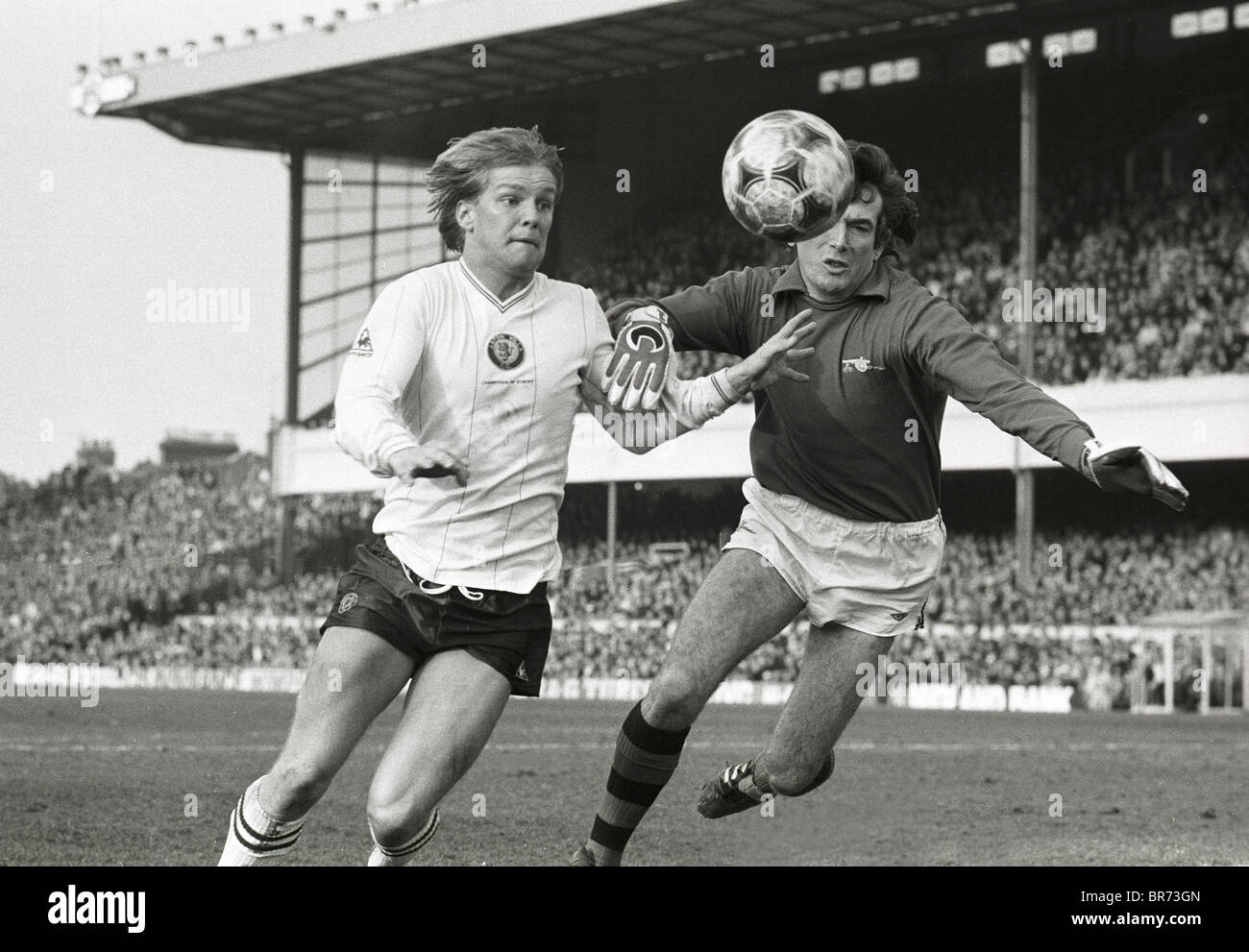 Arsenal v Aston Villa FA Cup 6th round at Highbury 12/3/83 Gary Shaw and Arsenal goalkeeper Pat Jennings. Stock Photo