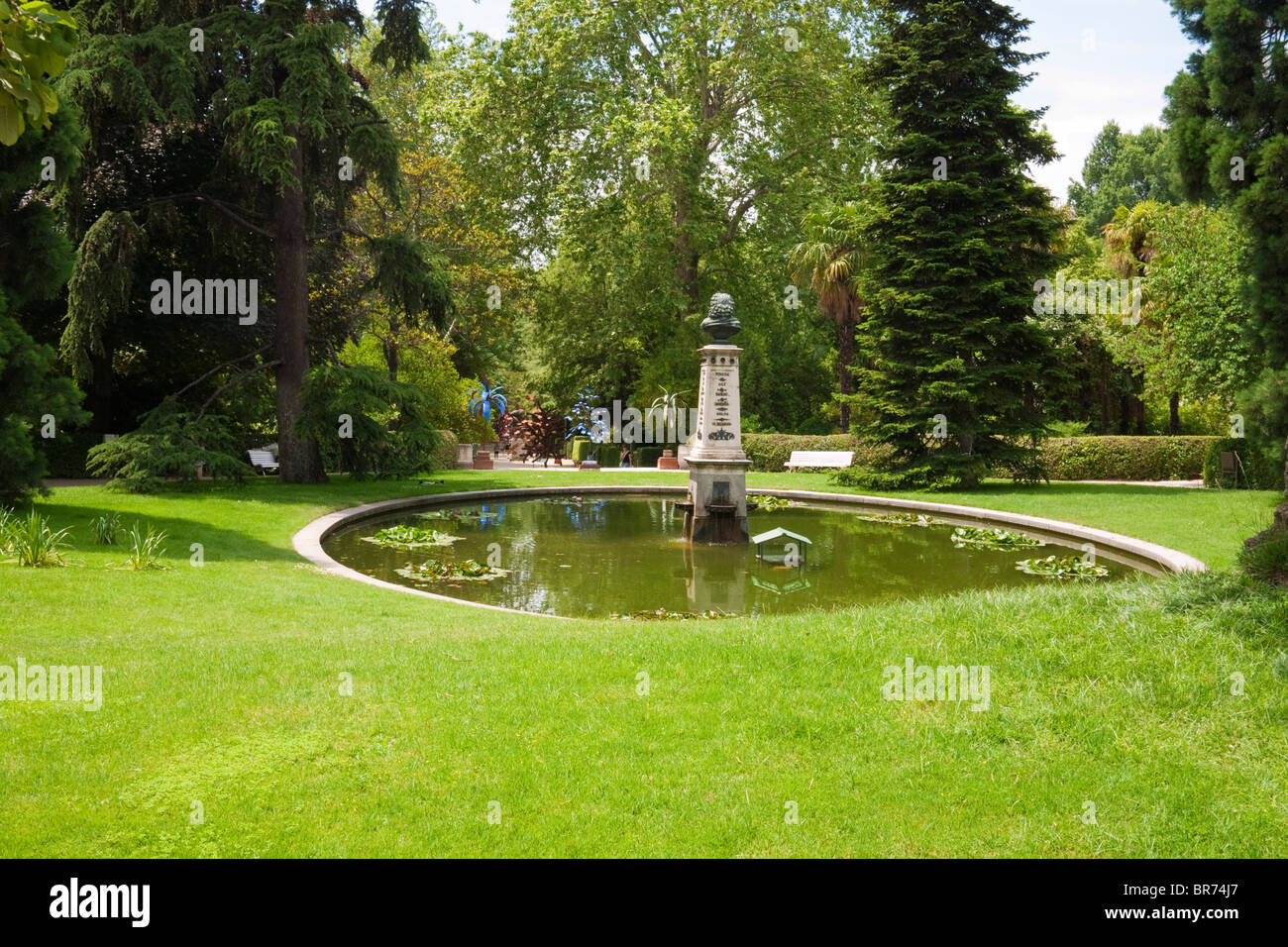 Real Jardín Botánico, the Royal Botanic Gardens, Madrid, Spain.  View of pond with bust of Linnaeus from the front of the Villanueva Pavilion Stock Photo