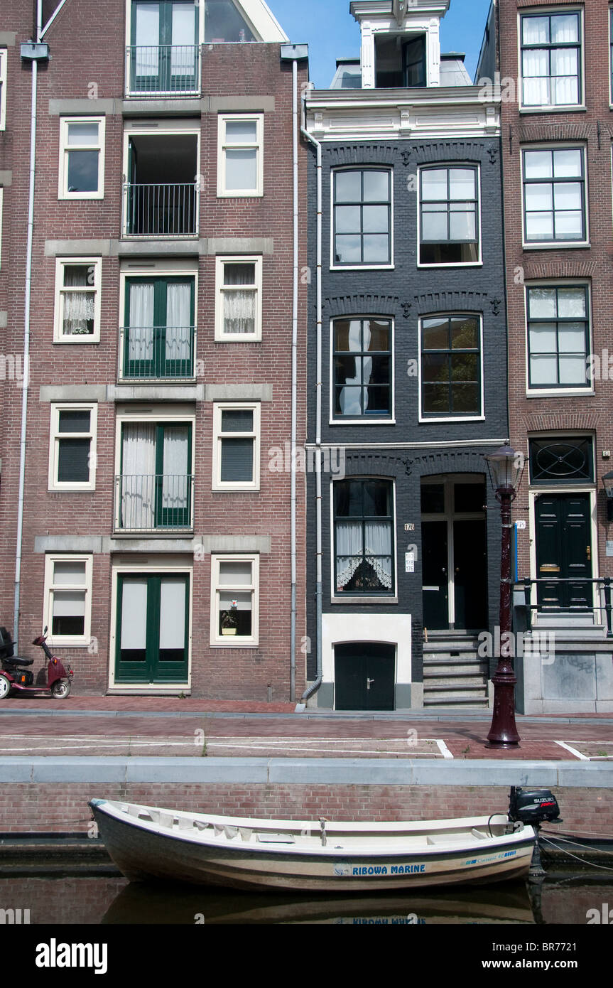 Thin tall building hi-res stock photography and images - Alamy